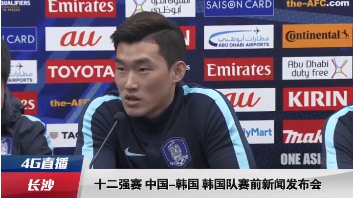 她衣着朴素，红色T血衫搭配白色衬衫，为了不惹人注意还戴了一顶鸭舌帽，但即使这样还 丝路电影节开幕红毯：吴京拄拐关晓彤秒变小仙女 2017-11-28 11月28日晚，第四届丝绸之路国际电影节正式在福州开幕。